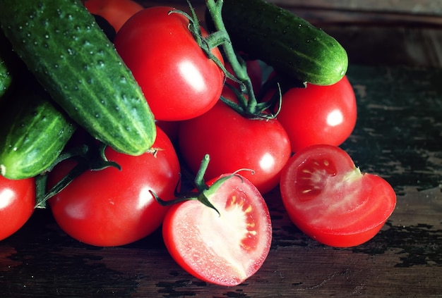 Tomates sobre fondo de madera