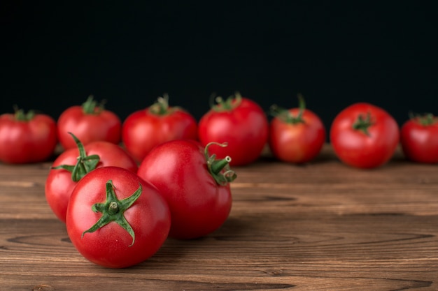 Tomates sobre fondo de madera