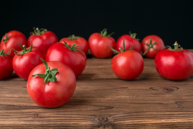 Tomates sobre fondo de madera