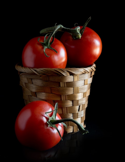 Tomates sobre fondo negro