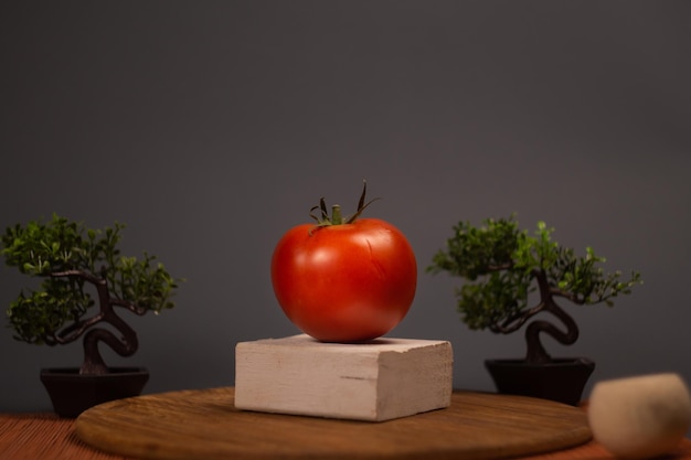 Tomates sobre un fondo oscuro. Verduras y Hornear. Recogida de tomates. Naturaleza muerta.