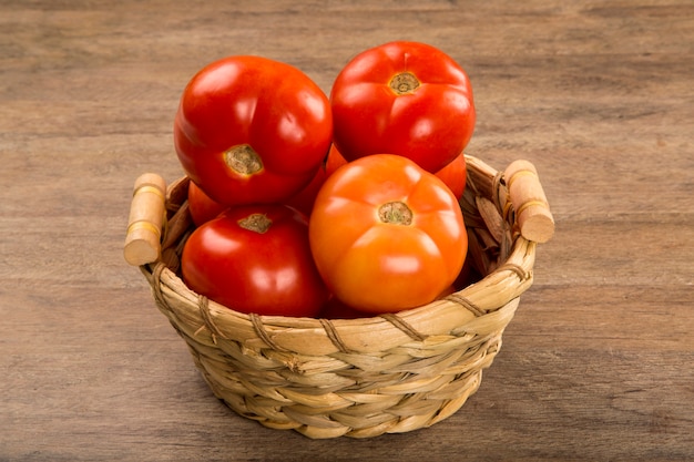 Unos tomates sobre una mesa de madera. Vegetal fresco.