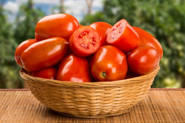 Unos tomates sobre una mesa de madera. Vegetal fresco.