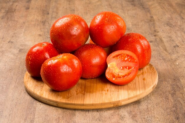 Unos tomates sobre una mesa de madera. Vegetal fresco.