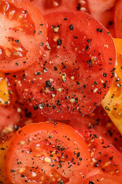 los tomates son amarillos y rojos sobre un fondo claro