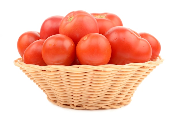 Tomates suculentos isolados no branco