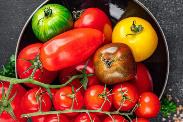 tomates surtidos diferentes tipos de tomate rojo amarillo verde comida vegetal comida saludable comida