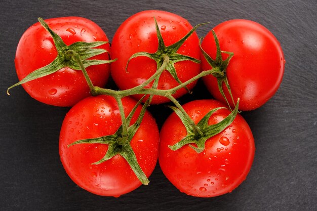 Tomates en una tabla de cortar pizarra