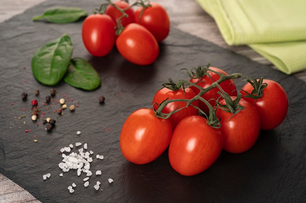 tomates en una tabla con especias