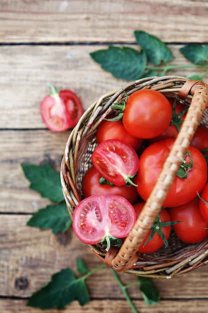 Tomates en tablas de madera