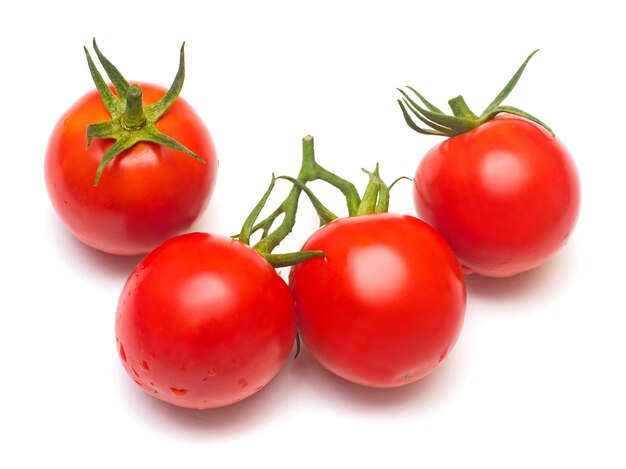 Tomates de todo aislado sobre fondo blanco. Comida sabrosa y saludable. Endecha plana, vista superior