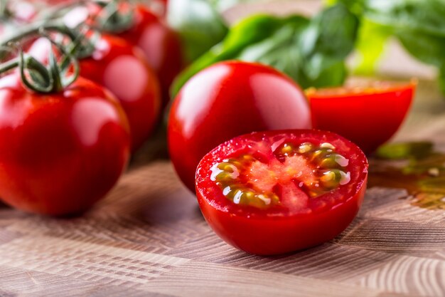 Tomates. Tomates cherry. Tomates de cóctel sobre tabla de madera.