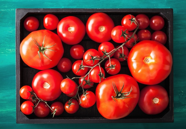 Tomates variados em caixa de madeira