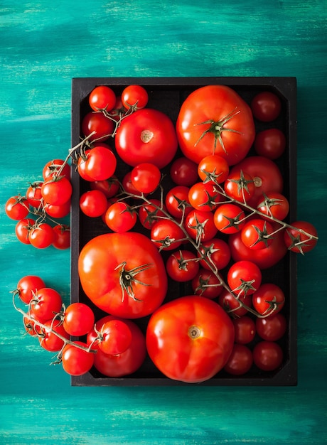 Tomates variados em caixa de madeira