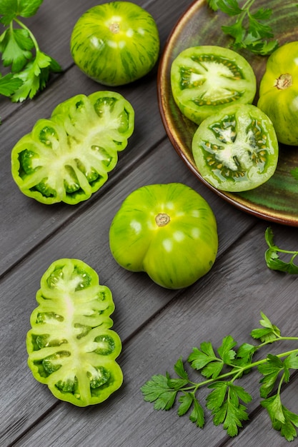 Tomates verdes enteros y picados en la mesa