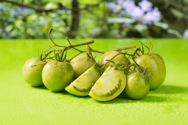 Tomates verdes frescos em um fundo sólido