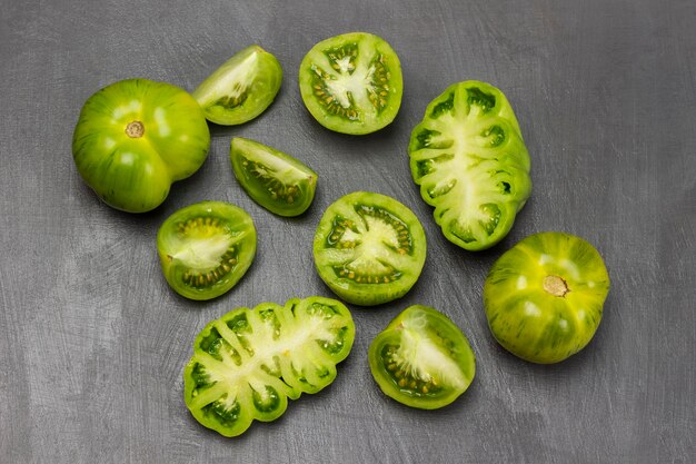 Tomates verdes picados Fundo cinza