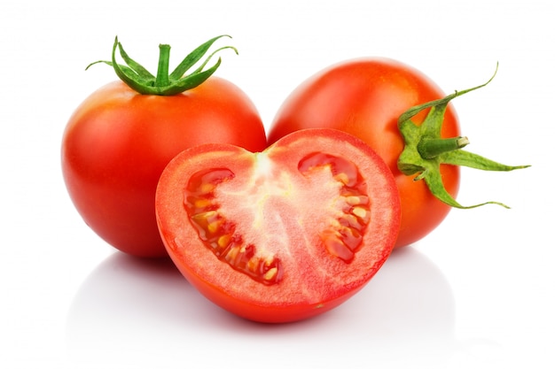 Tomates vermelhos com corte isolado em branco