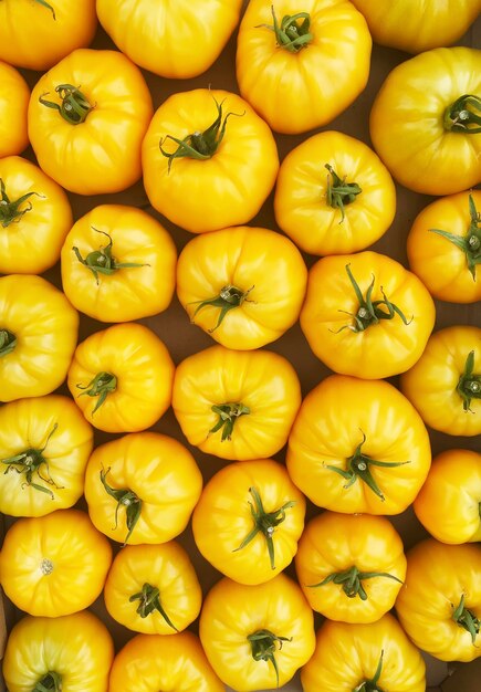 Foto tomates vermelhos e amarelos em caixas no mercado dos fazendeiros.