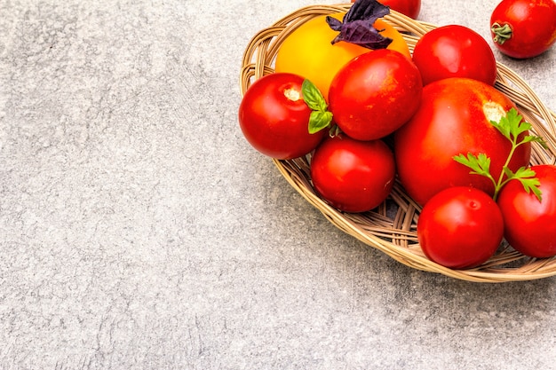 Tomates vermelhos e amarelos orgânicos frescos