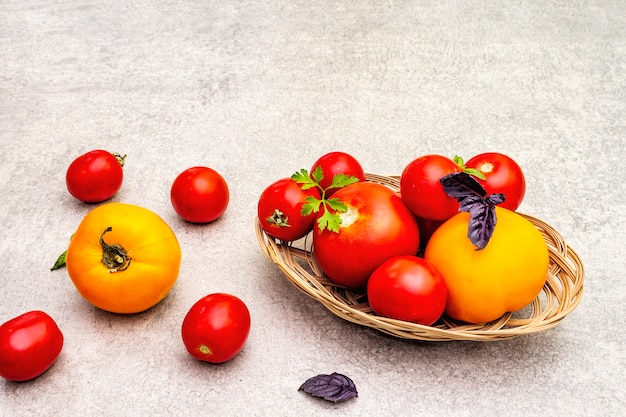 Tomates vermelhos e amarelos orgânicos frescos