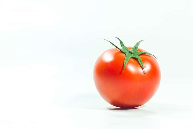 Tomates vermelhos em branco