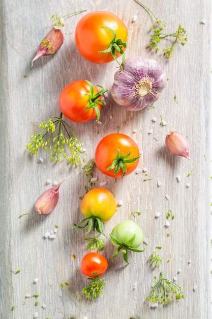 Tomates vermelhos em conserva caseiros na jarra