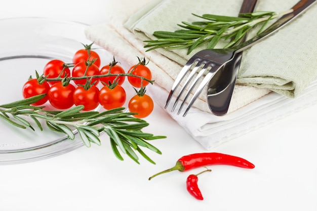 Tomates vermelhos em um fundo branco