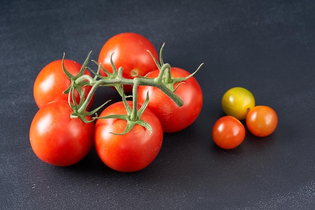 Tomates vermelhos em um fundo escuro.