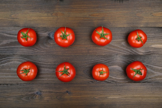 tomates vermelhos em uma superfície de madeira escura