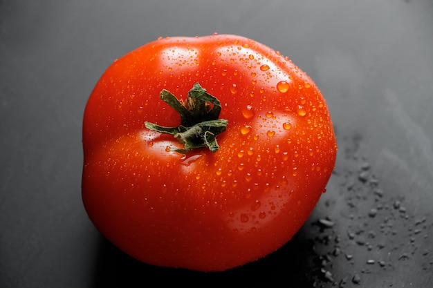 Tomates vermelhos frescos com gotas de água Vegetais de fazenda para dieta vegana
