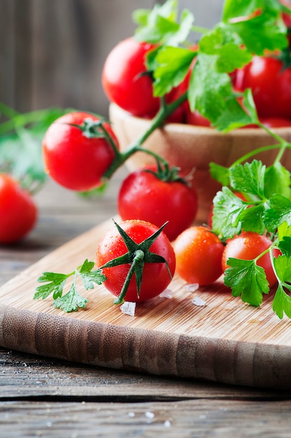 Tomates vermelhos frescos com salsa verde