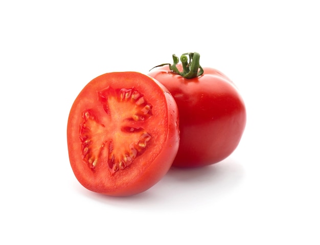 Tomates vermelhos frescos e maduros em fundo branco