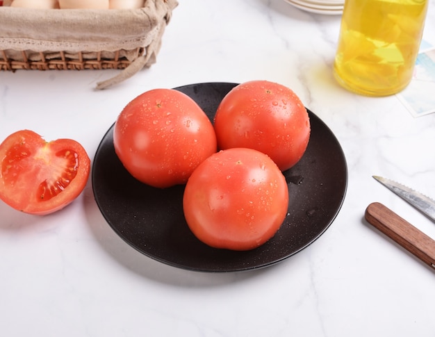 Tomates vermelhos frescos em fundo branco