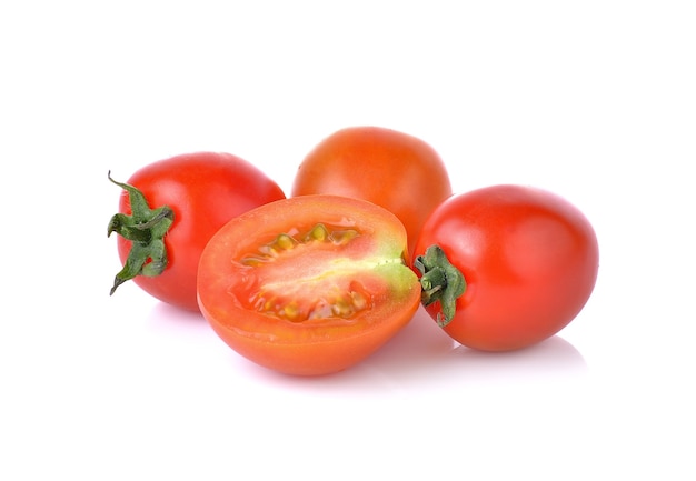 Foto tomates vermelhos frescos em fundo branco