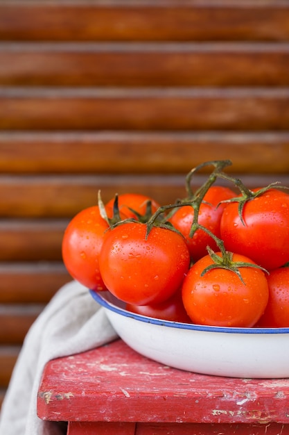 Tomates vermelhos frescos em uma filial de alimentos e produtos locais