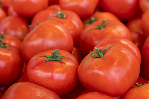 Tomates vermelhos frescos no mercado tomates vermelhos a granel