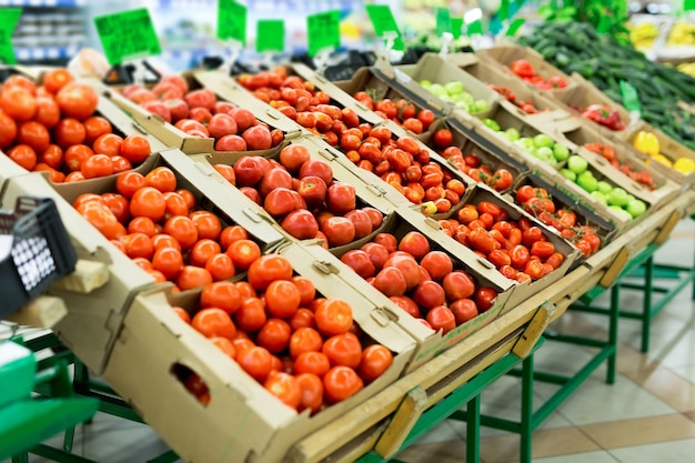 Tomates vermelhos frescos no supermercado