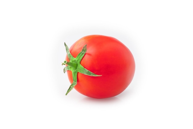 Tomates vermelhos isolados no fundo branco