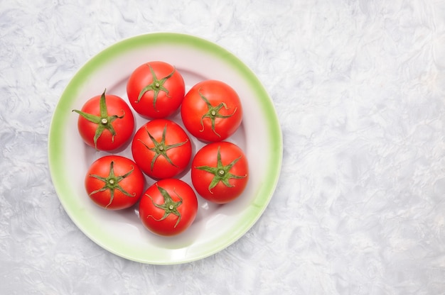 Tomates vermelhos maduros em um prato