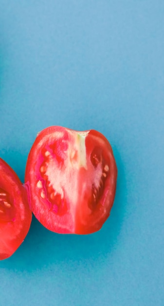 Tomates vermelhos maduros frescos em alimentos vegetais orgânicos de fundo azul