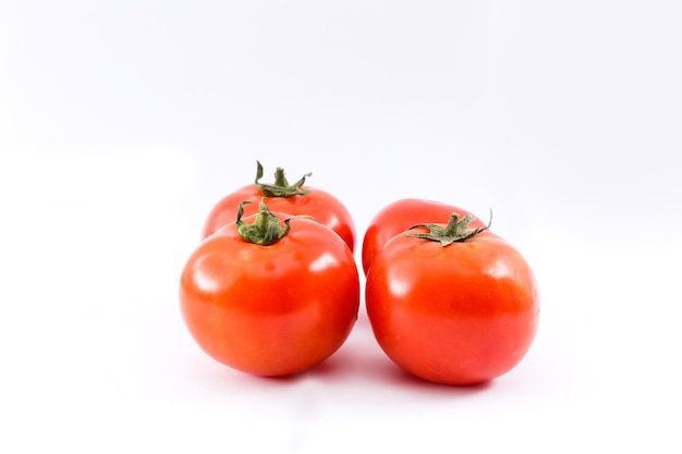 tomates vermelhos maduros isolados no fundo branco