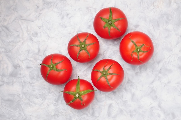 Tomates vermelhos maduros na mesa