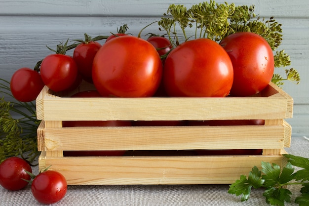 Tomates vermelhos na caixa de madeira