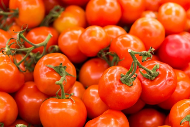 Tomates vermelhos na loja. textura de tomate