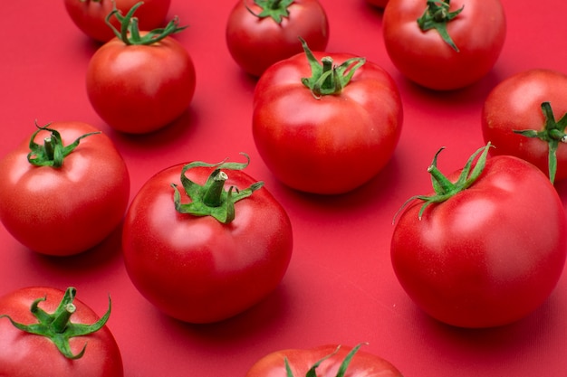 Tomates vermelhos no fundo da cor