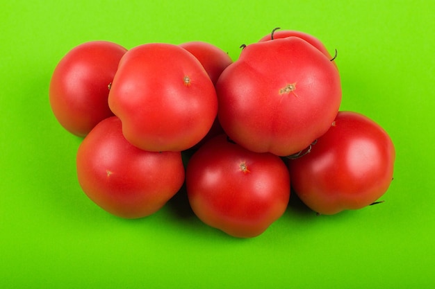 Tomates vermelhos sobre fundo verde