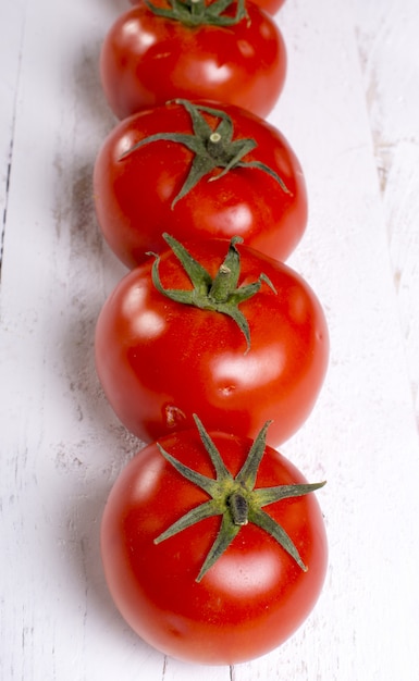 Tomates en vísperas de madera blanca