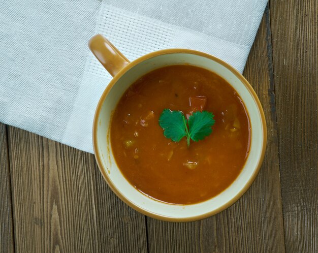 Tomato kurma. thakkali kuruma típico do sul da índia brekfast lateral