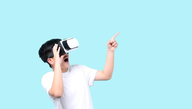 Foto tomboy asiático jogando videogame vr com óculos de realidade virtual e cara de choque e surpresa